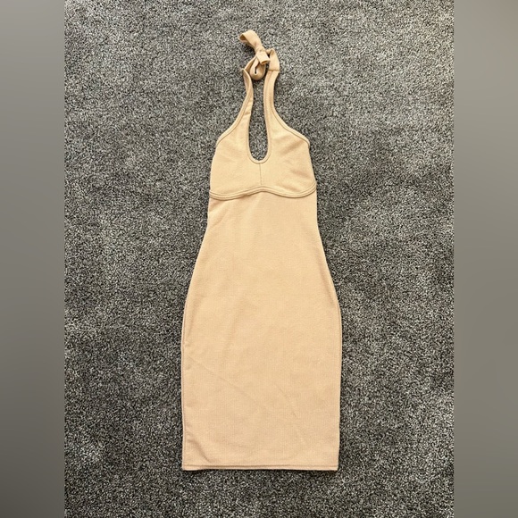 Pretty Little Thing Halter Neck Bodycon Dress - Picture 2 of 4